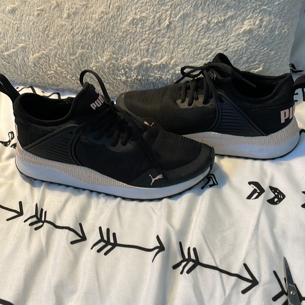 Womens Puma Soft Foam + Sneakers Size 7.5